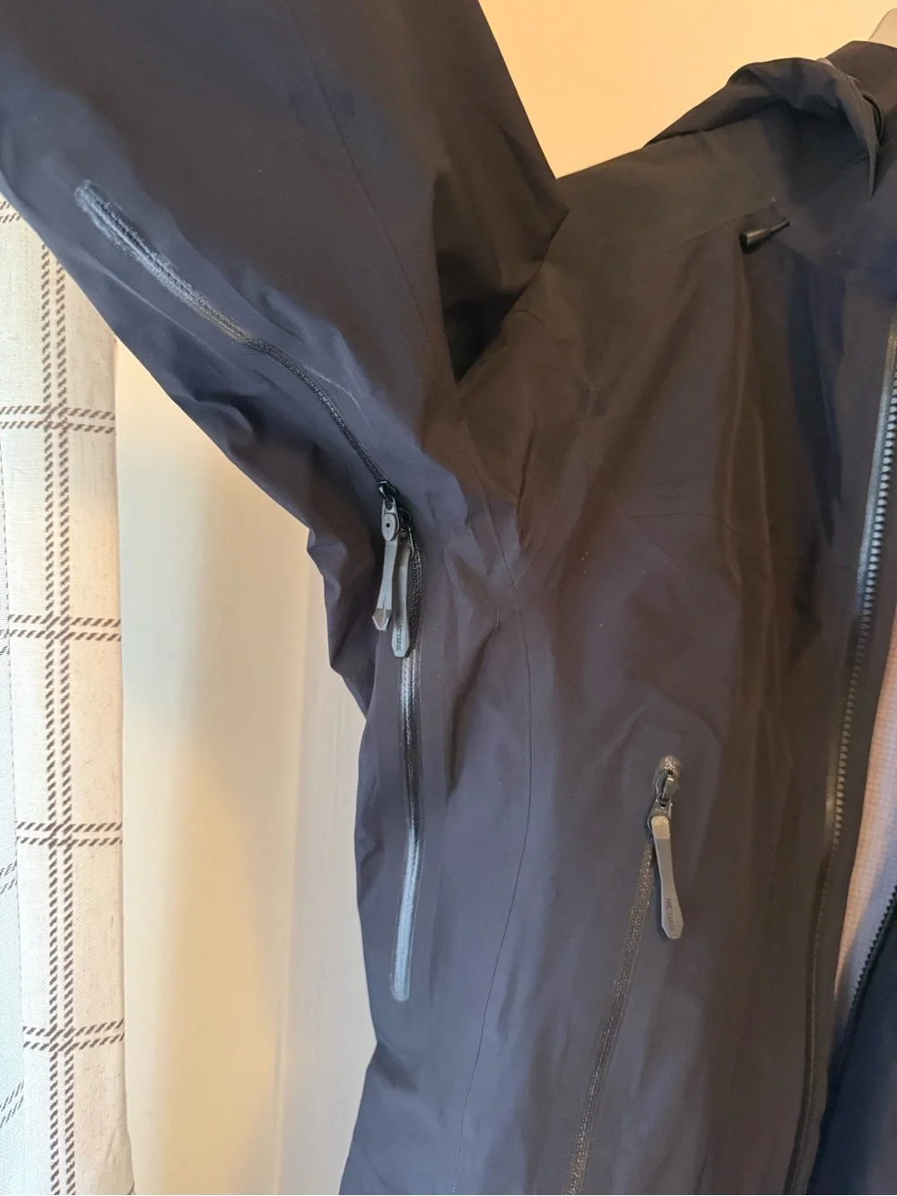 Arc'teryx Women’s Beta AR GORETEX PRO Size Small with Drop Hood Waterproof - Picture 4 of 7